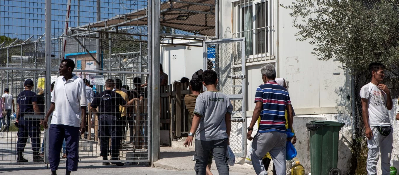 Λέσβος: Οι αλλοδαποί τηρούν… αυστηρά την «καραντίνα» - Βίντεο